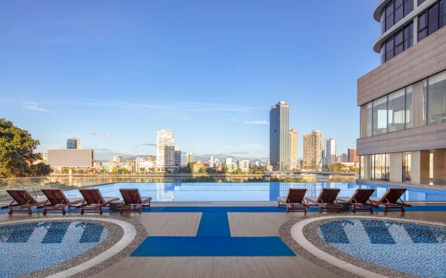 Melia Vinpearl Danang Riverfront - Hồ bơi