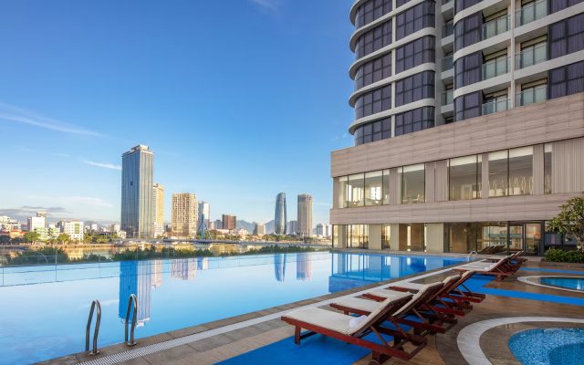 Melia Vinpearl Danang Riverfront - Hồ bơi bốn mùa