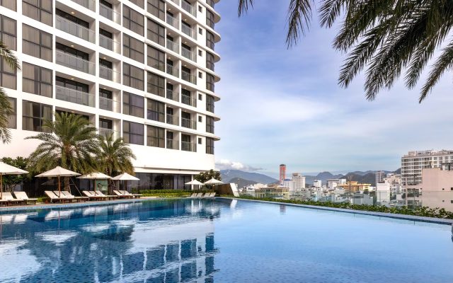 Melia Vinpearl Nha Trang Empire - Hồ bơi vô cực