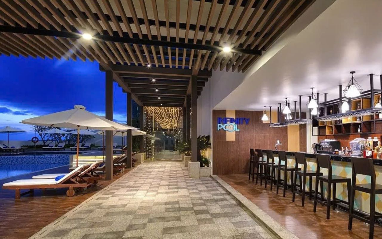 Infinity Pool Bar