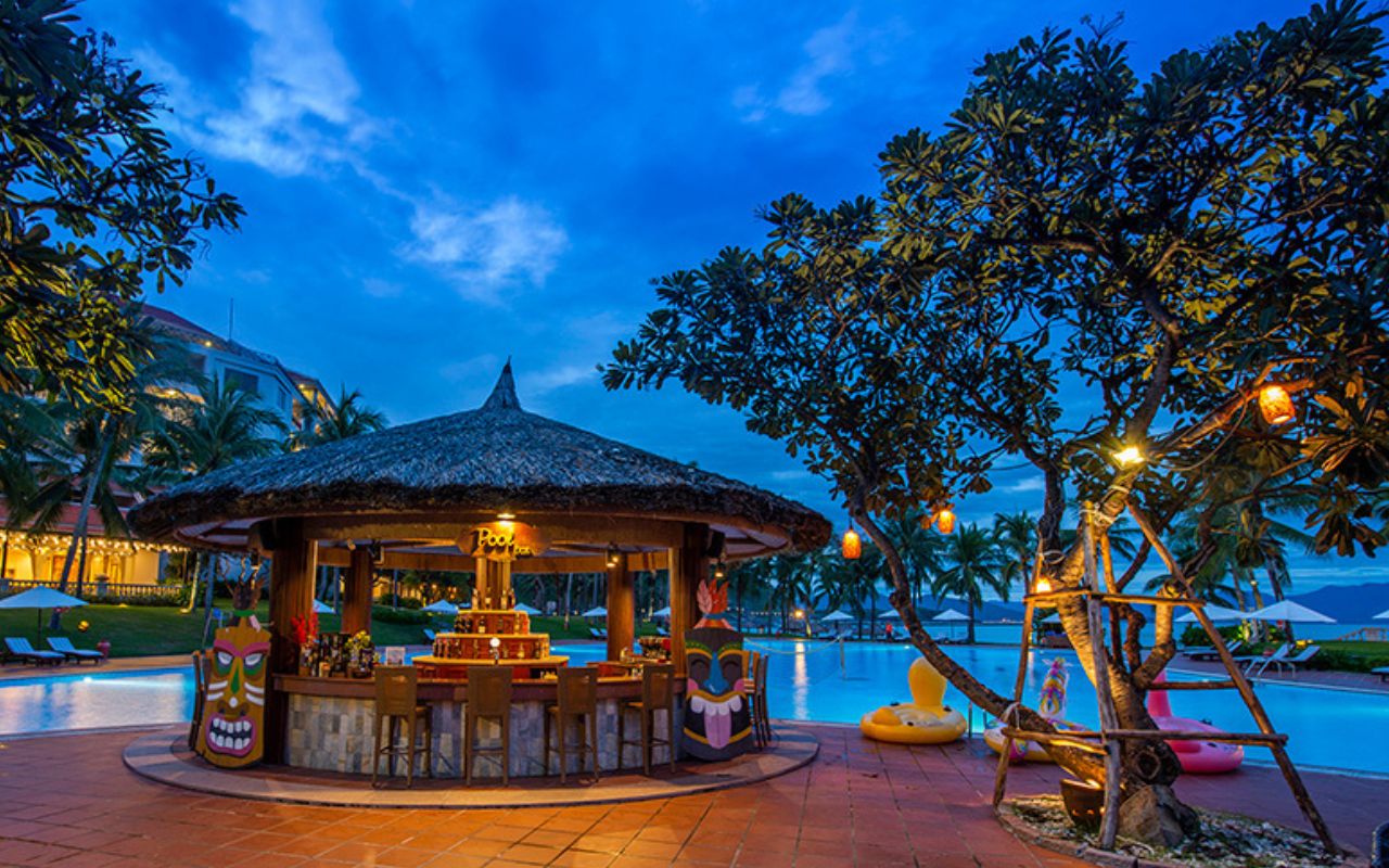 Vinpearl Resort Nha Trang - Pool Bar
