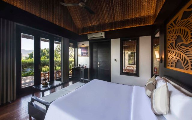Hòn Tằm Resort - Deluxe Bungalow hướng biển giường đôi