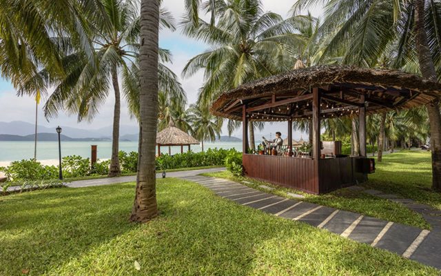 Vinpearl Luxury Nha Trang - Pool Bar